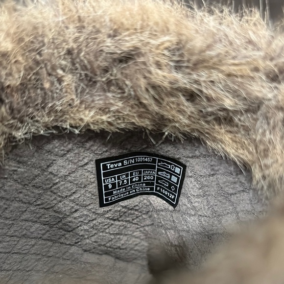 Teva Women's Black Winter Boots, size 9 - Picture 12 of 12